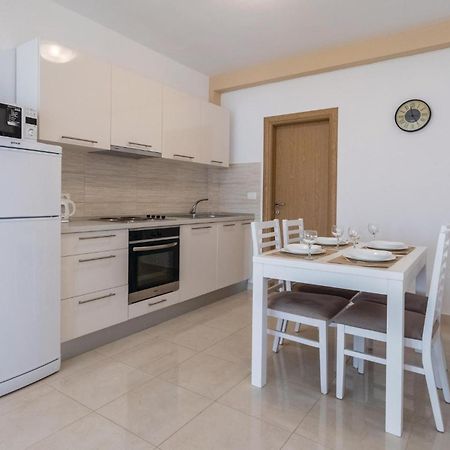 1 Bedroom Amazing Apartment In Komarna Клек Екстер'єр фото