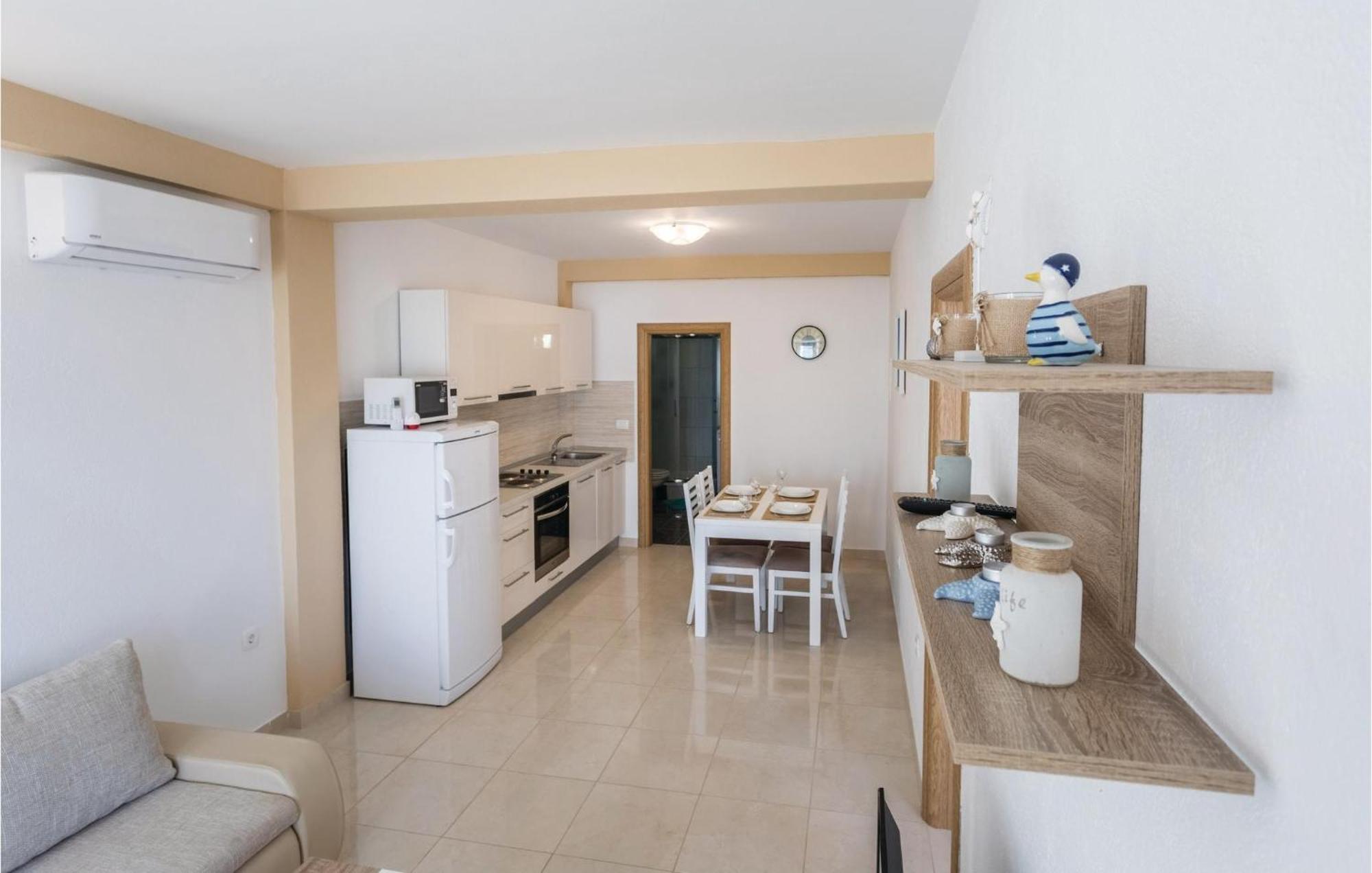 1 Bedroom Amazing Apartment In Komarna Клек Екстер'єр фото