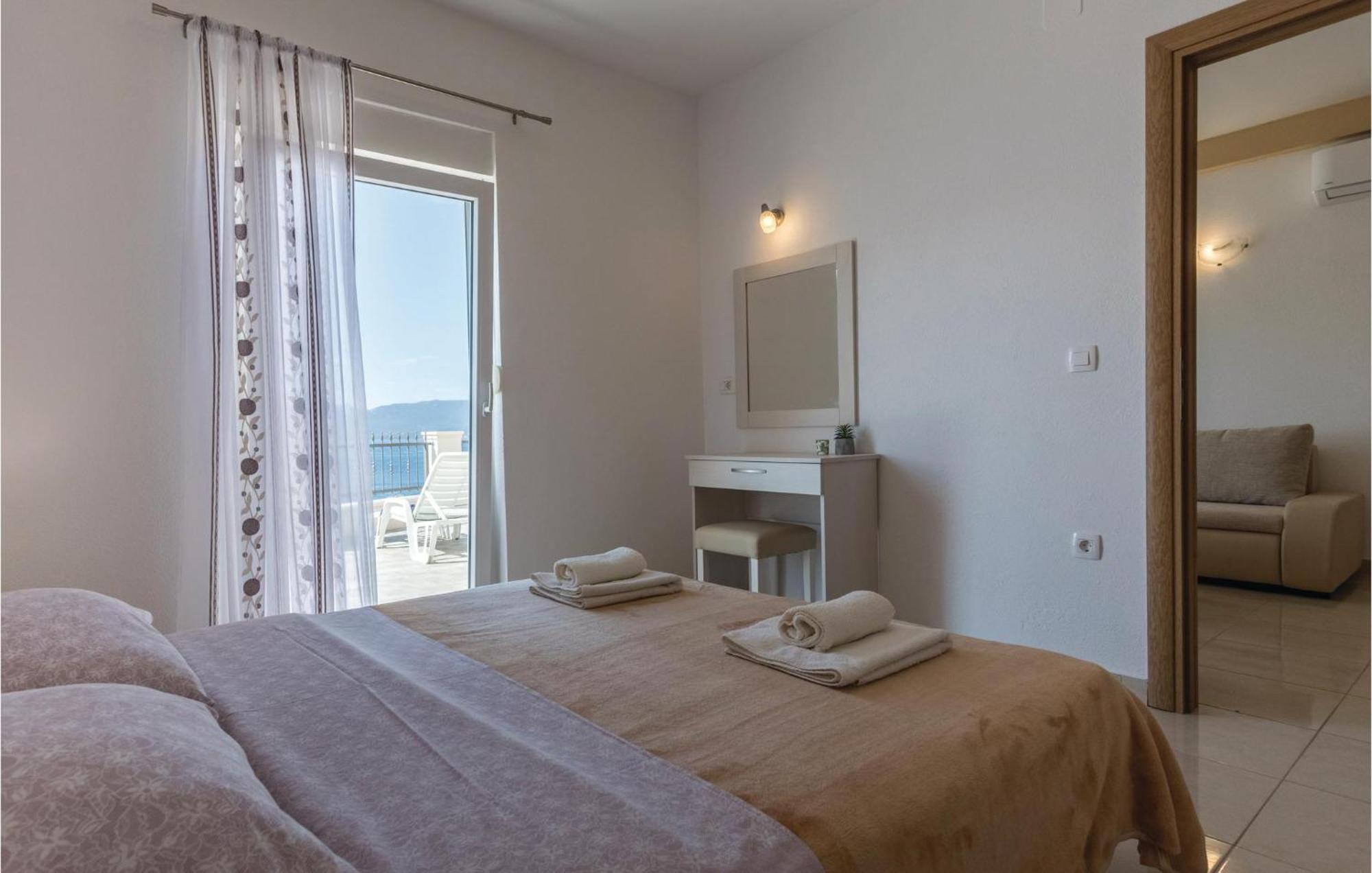 1 Bedroom Amazing Apartment In Komarna Клек Екстер'єр фото