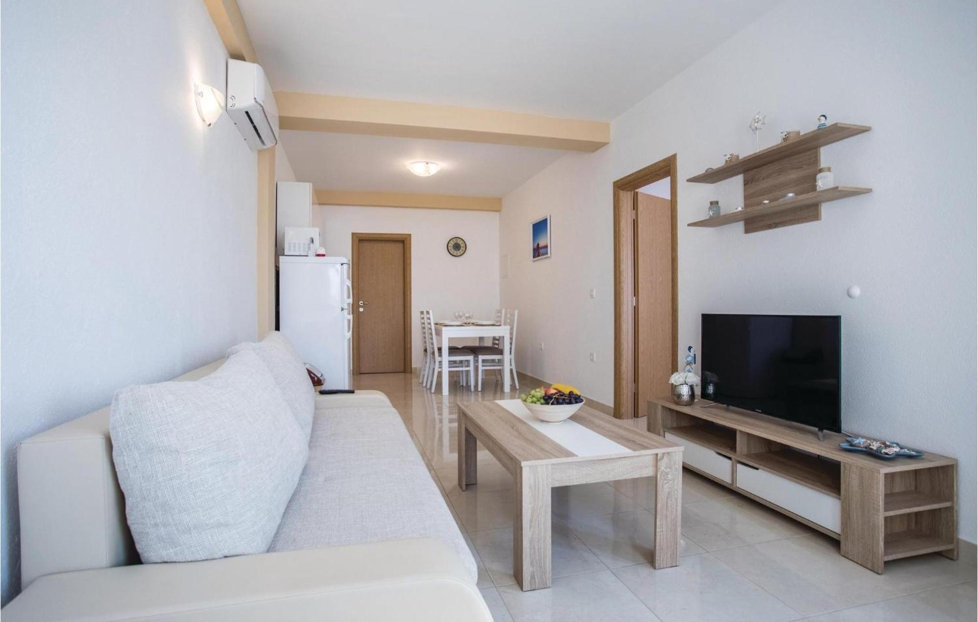 1 Bedroom Amazing Apartment In Komarna Клек Екстер'єр фото