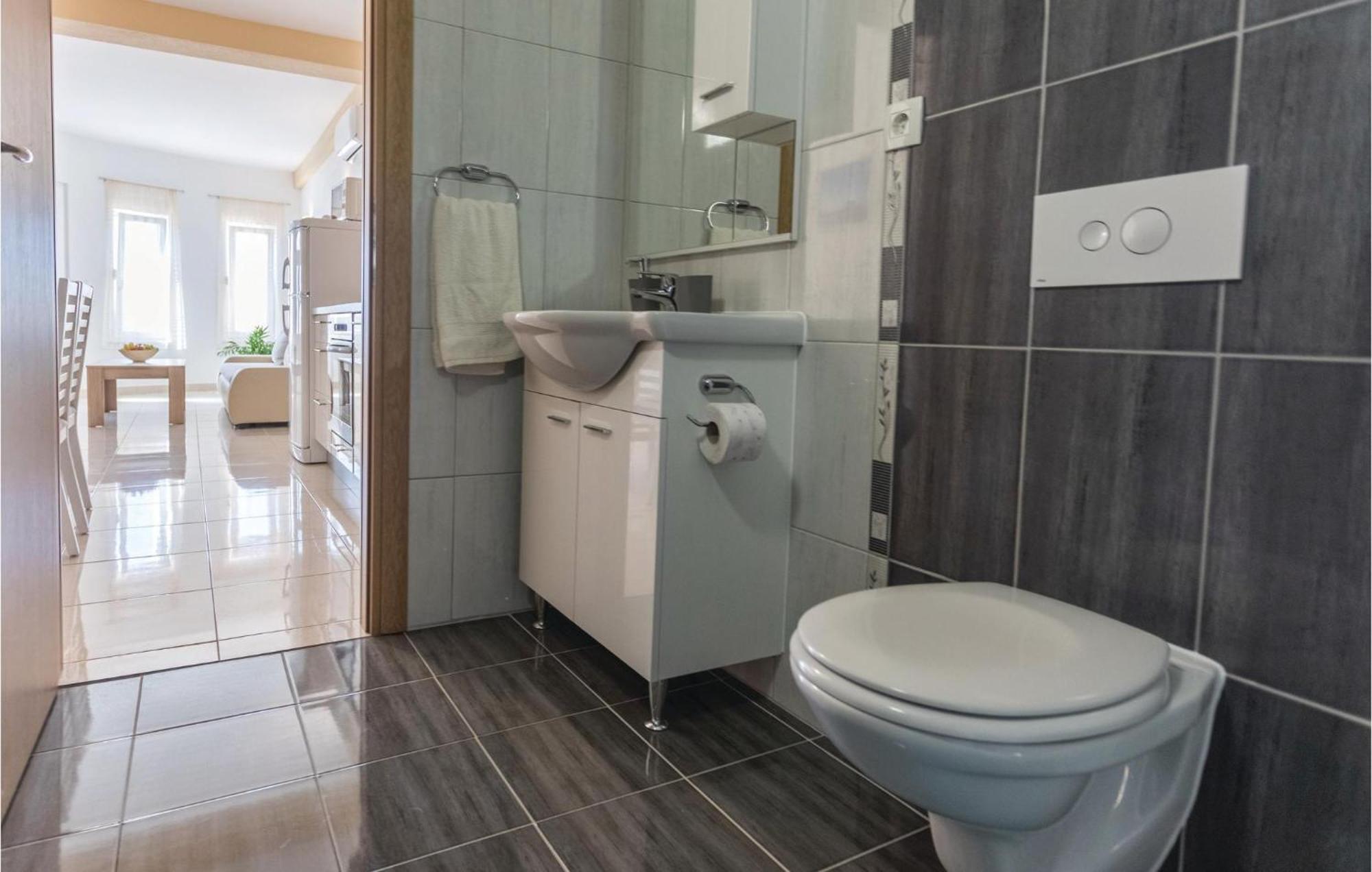 1 Bedroom Amazing Apartment In Komarna Клек Екстер'єр фото