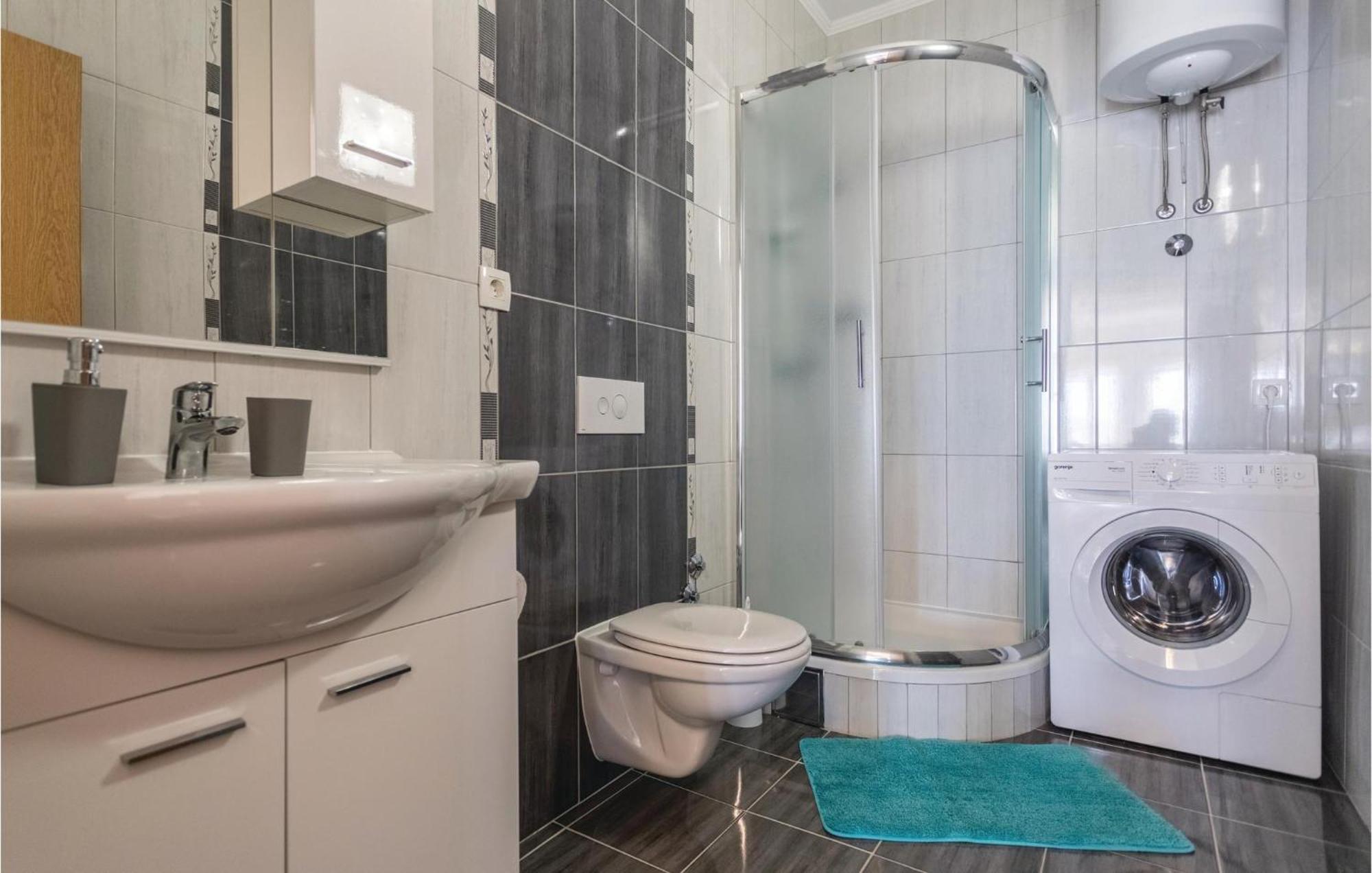 1 Bedroom Amazing Apartment In Komarna Клек Екстер'єр фото
