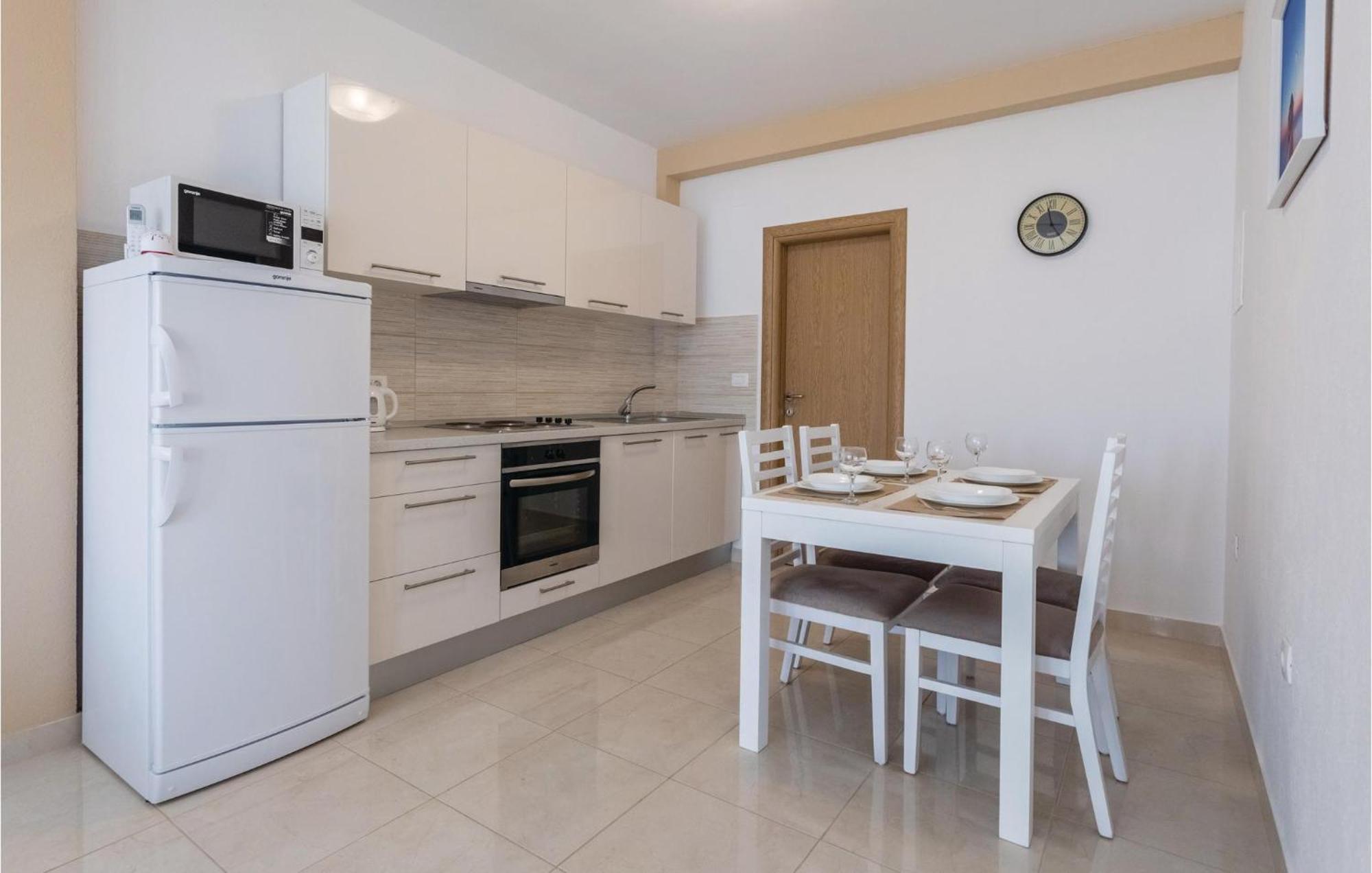 1 Bedroom Amazing Apartment In Komarna Клек Екстер'єр фото